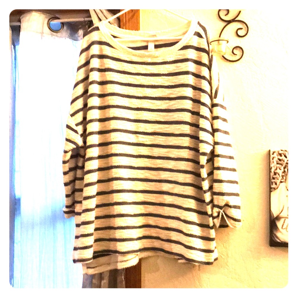 Comfy loose 3/4 sleeves. Blue and white striped.